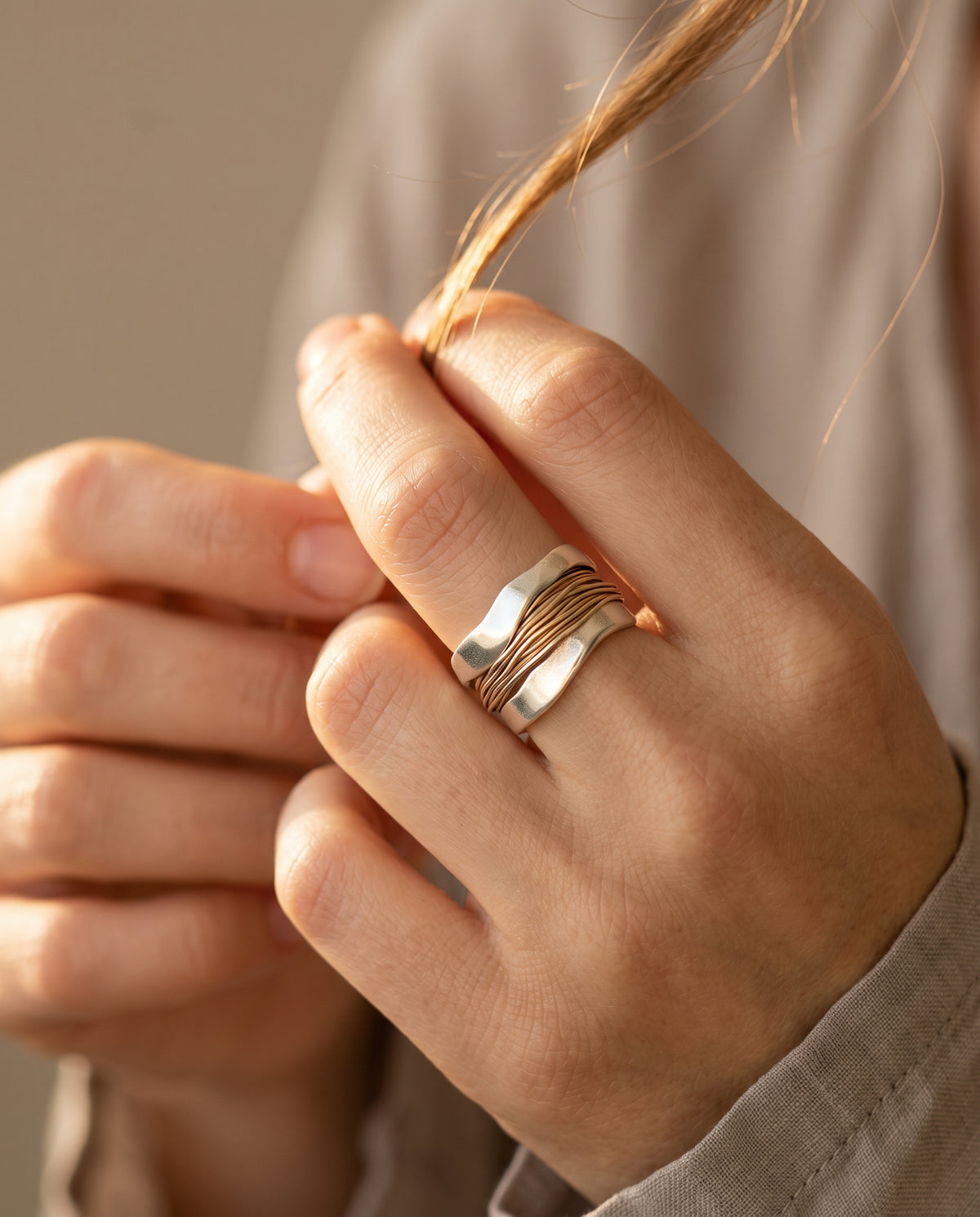 Bague vintage en fil plaqué or portée à la main, photo lifestyle 3
