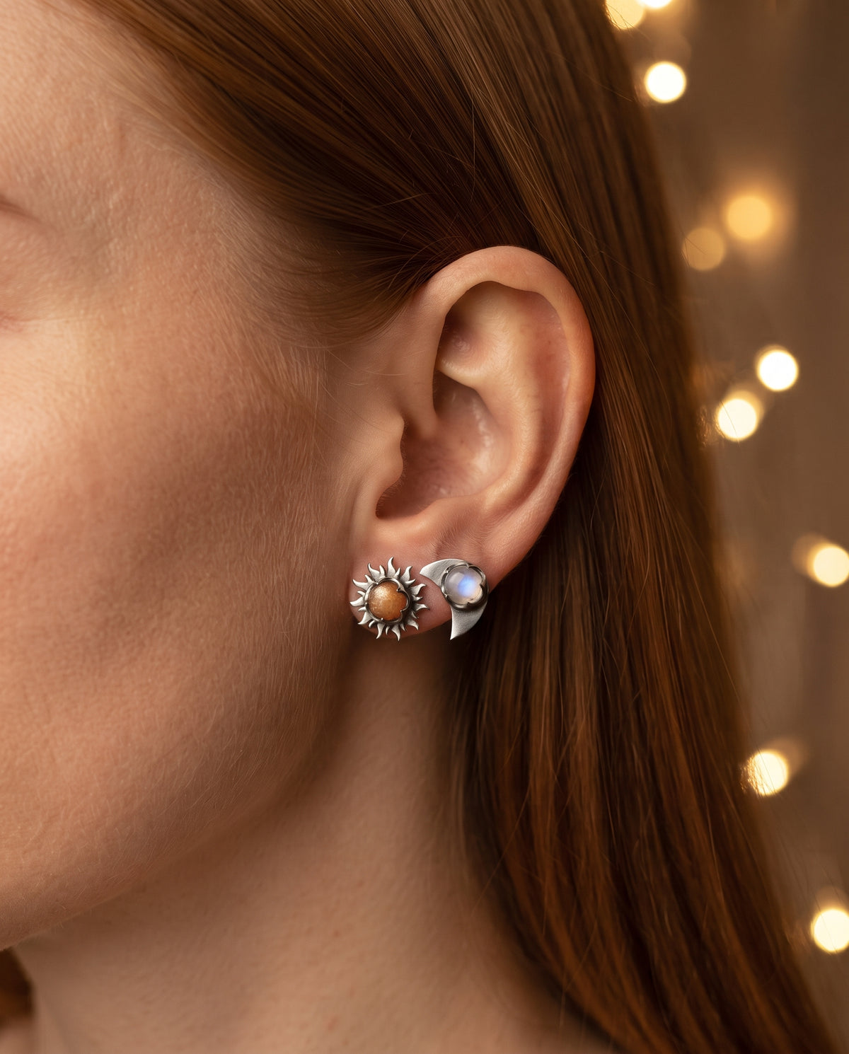 Boucles d’Oreilles Astre Soleil et Lune – photo lifestyle 3