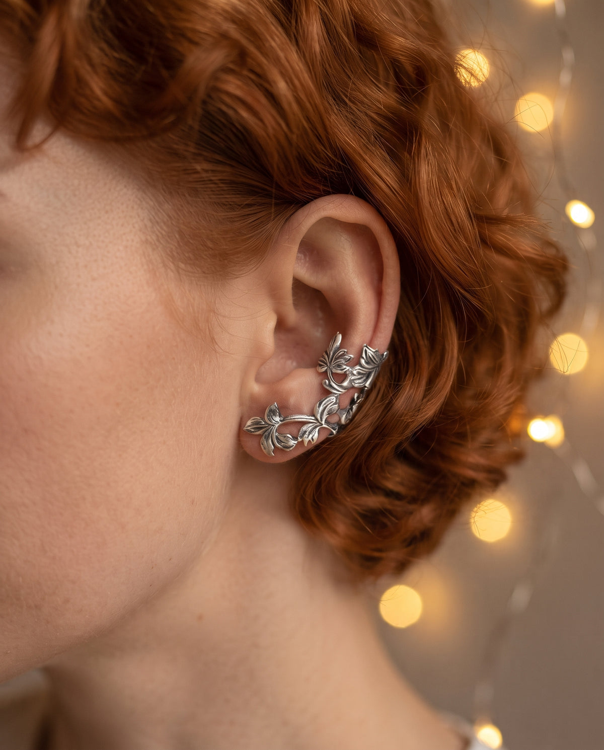 Boucles d’Oreilles Vintage en Argent Motif Feuilles – photo lifestyle 3