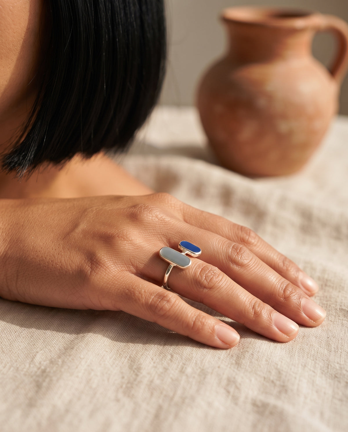 Bague Ajustable en Argent Ornée d’une Pierre Naturelle Bleue – photo lifestyle 1