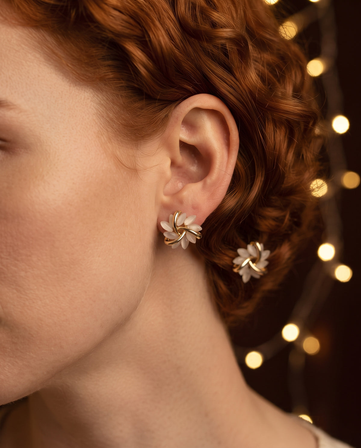 Boucles d’Oreilles Raffinées en Or et Argent Style Clous – photo lifestyle 3