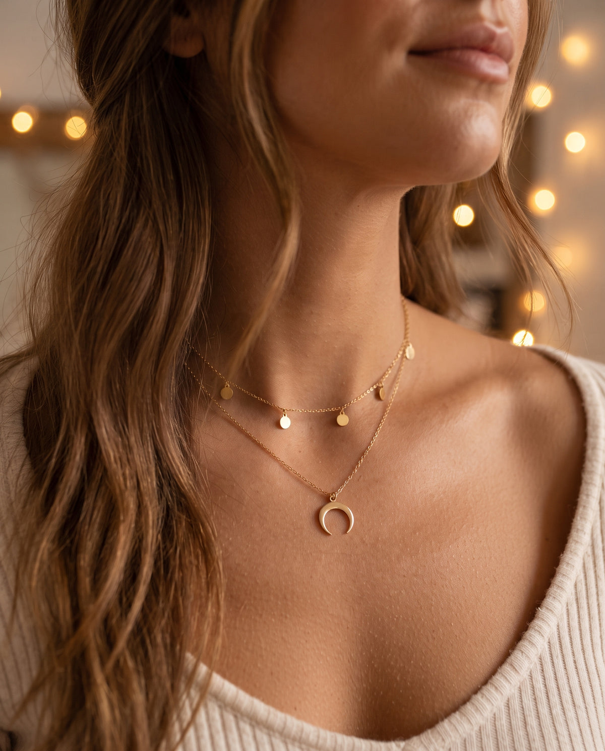 Collier Argent Motif Lune – photo lifestyle 3