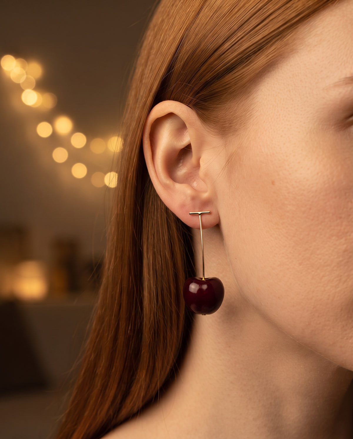 Boucles d’Oreilles Raffinées en Forme de Cerises Rouges – photo lifestyle 3