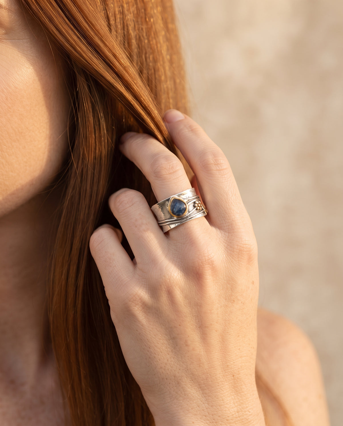 Bague Vintage en Argent Ornée d’un Cristal Bleu – photo lifestyle 2