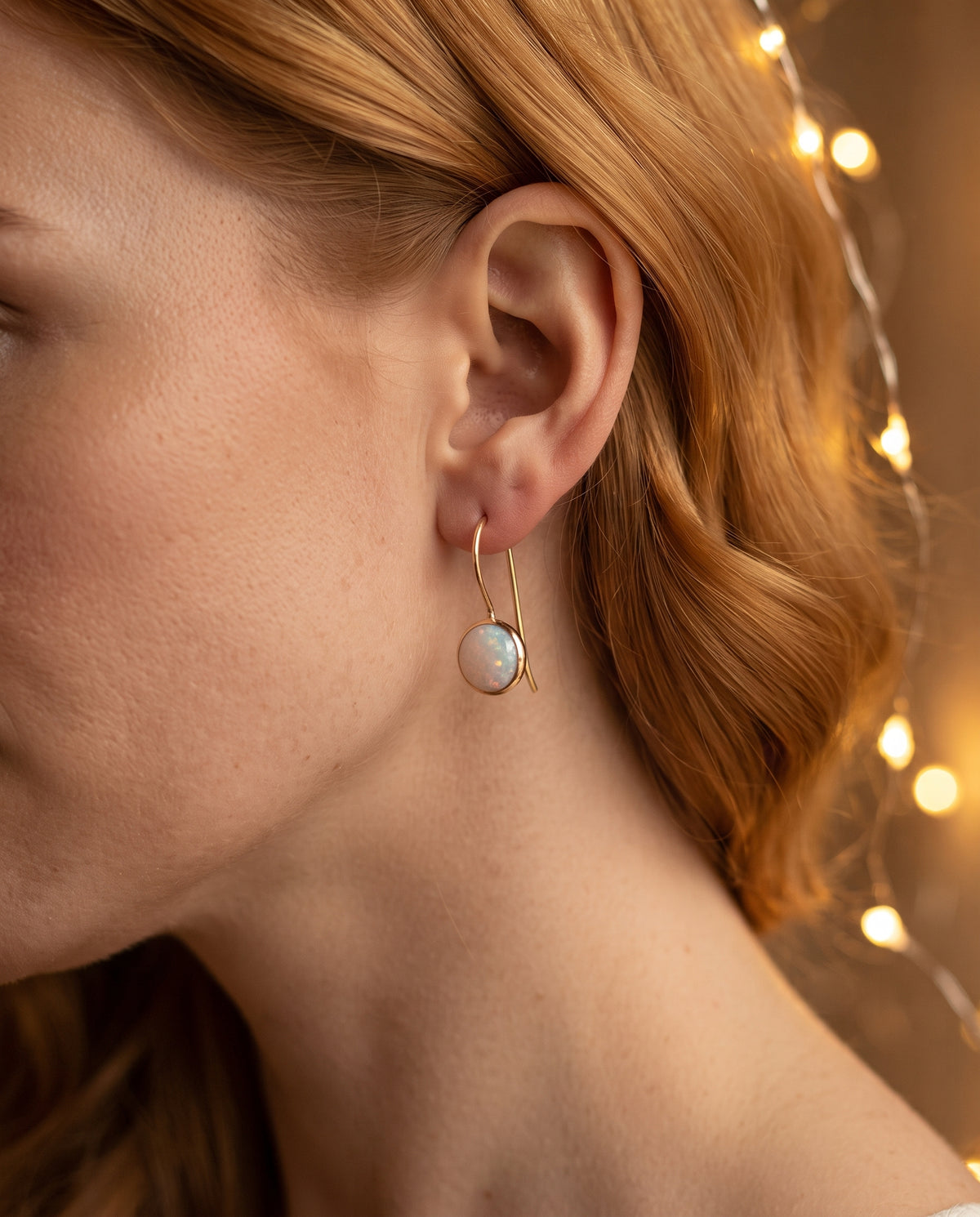 Boucles d’Oreilles Raffinées Vintage Serties d’Opales Blanches avec Finition Or – photo lifestyle 3