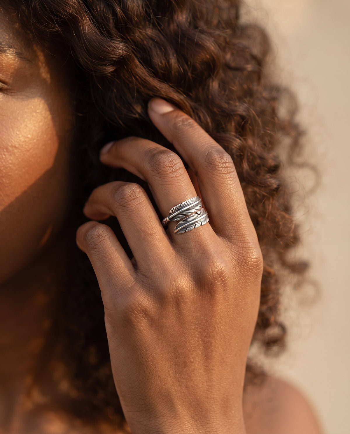 Bague Vintage en Argent Motif Plume – photo lifestyle 3