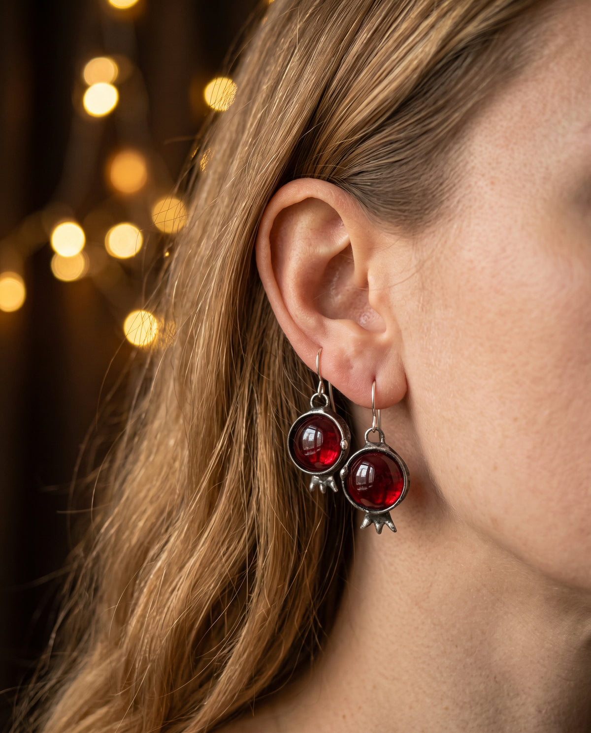 Boucles d’Oreilles Vintage Serties d’un Cristal Rouge – photo lifestyle 3