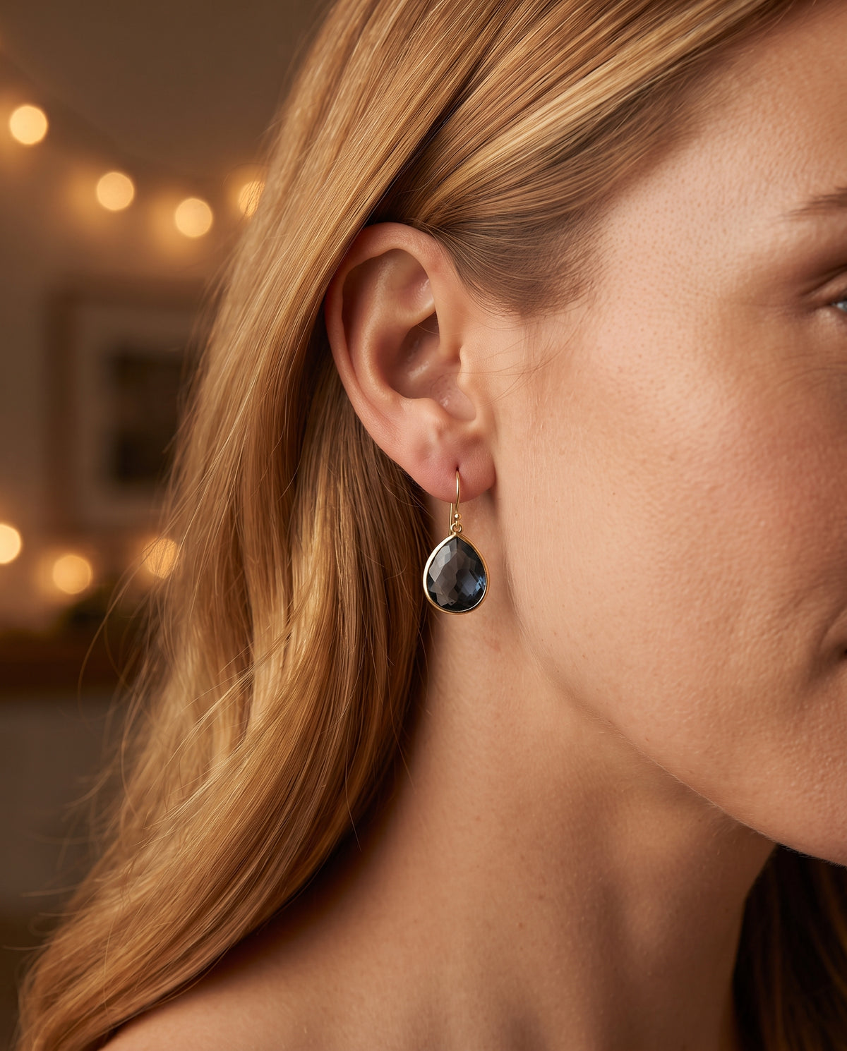 Boucles d’Oreilles Vintage Goutte Serties d’un Cristal Bleu – photo lifestyle 3