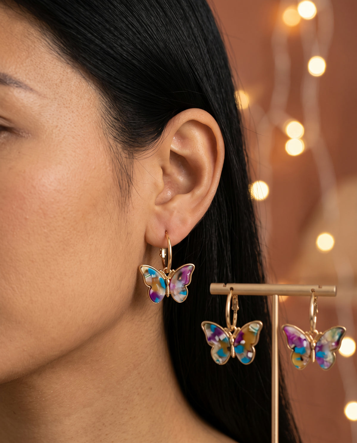 Boucles d’Oreilles Papillon en Cristal Émaillé et Peint à la Main – photo lifestyle 3