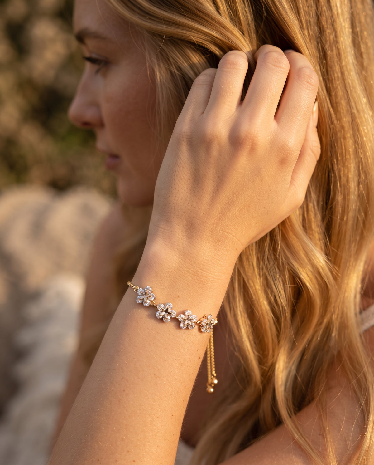 Bracelet en Or au Motif Fleuri avec Cristal – photo lifestyle 3