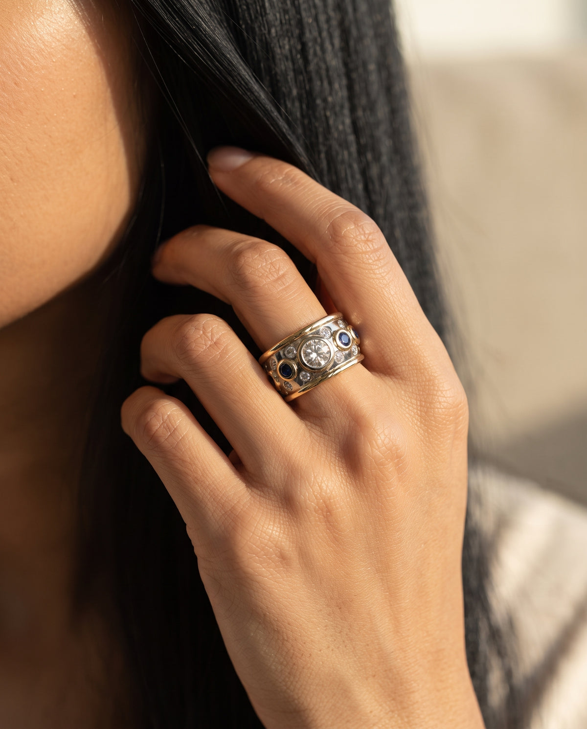 Bague Vintage Sertie de Zircons – photo lifestyle 3