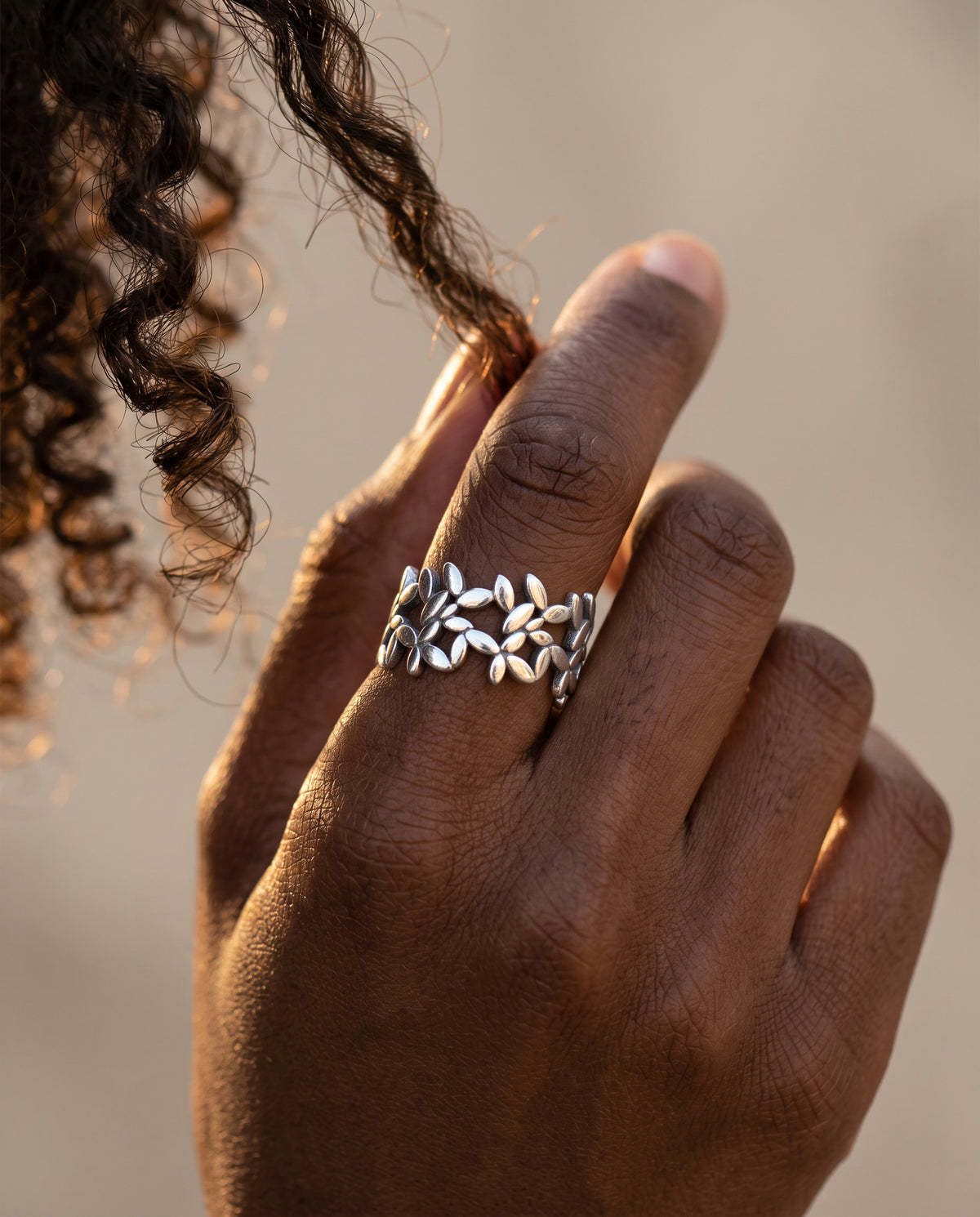 Bague Vintage en Argent Motif Feuille – photo lifestyle 3