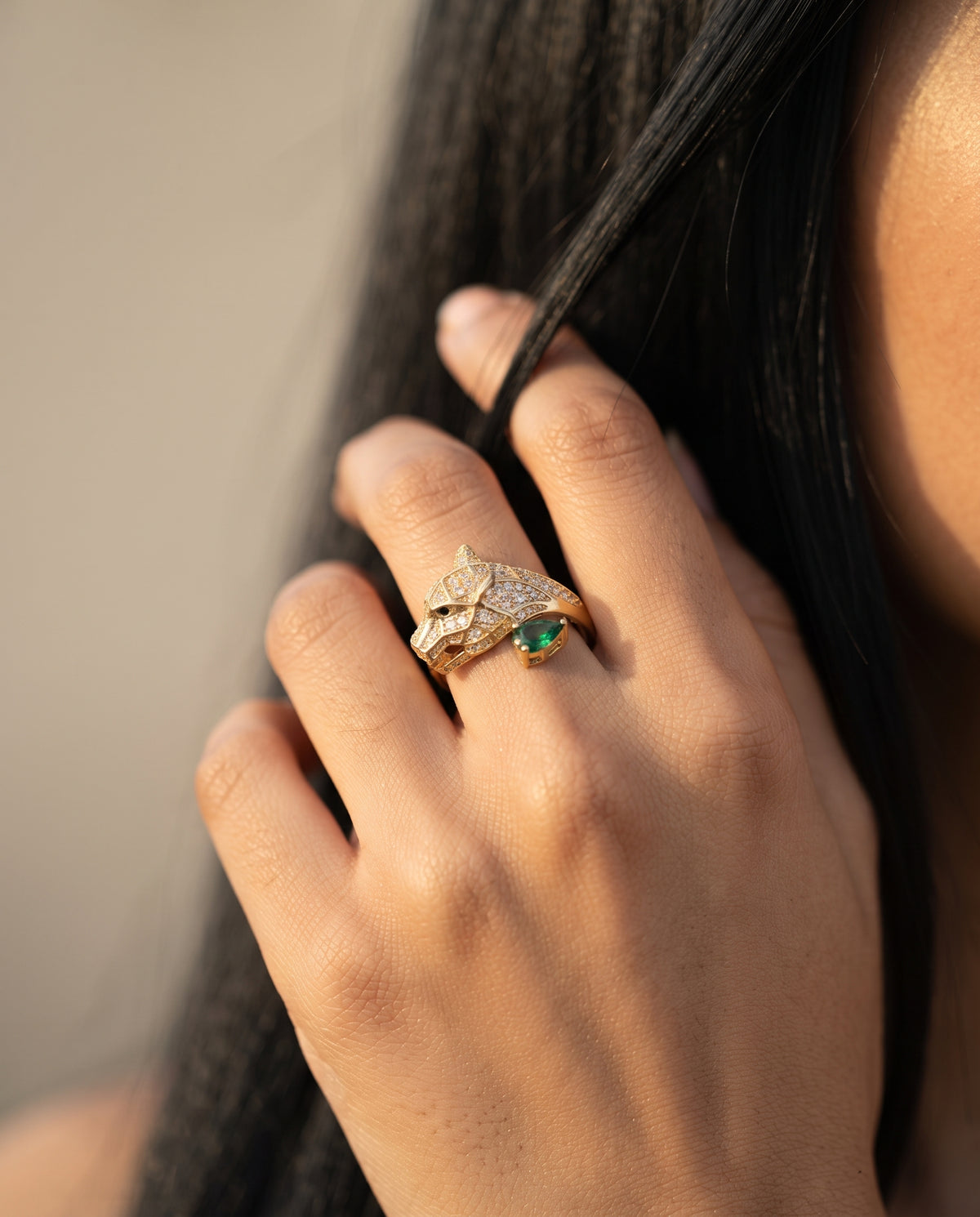 Bague Léopard Ajustable Ornée de Zircons – photo lifestyle 3