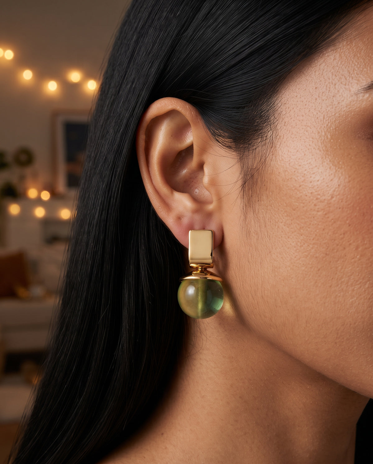 Boucles d’Oreilles Raffinées Vintage Serties de Cristaux Verts – photo lifestyle 3