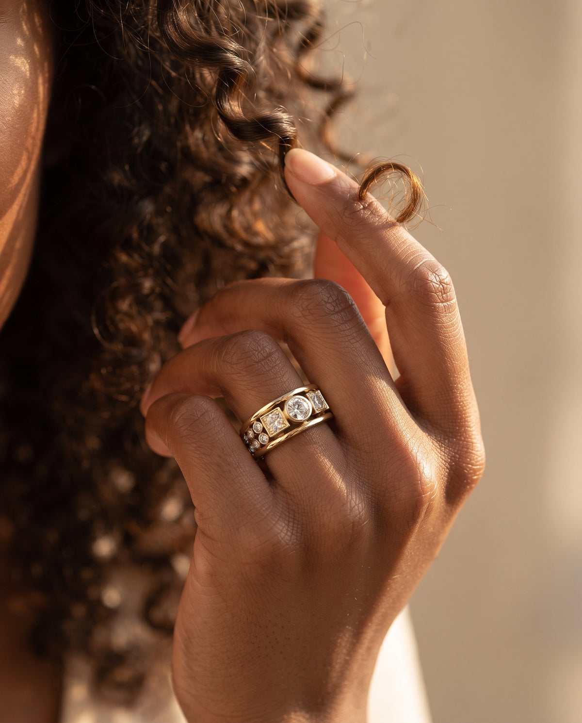 Bague Vintage Or Ornée de Zircons – photo lifestyle 3