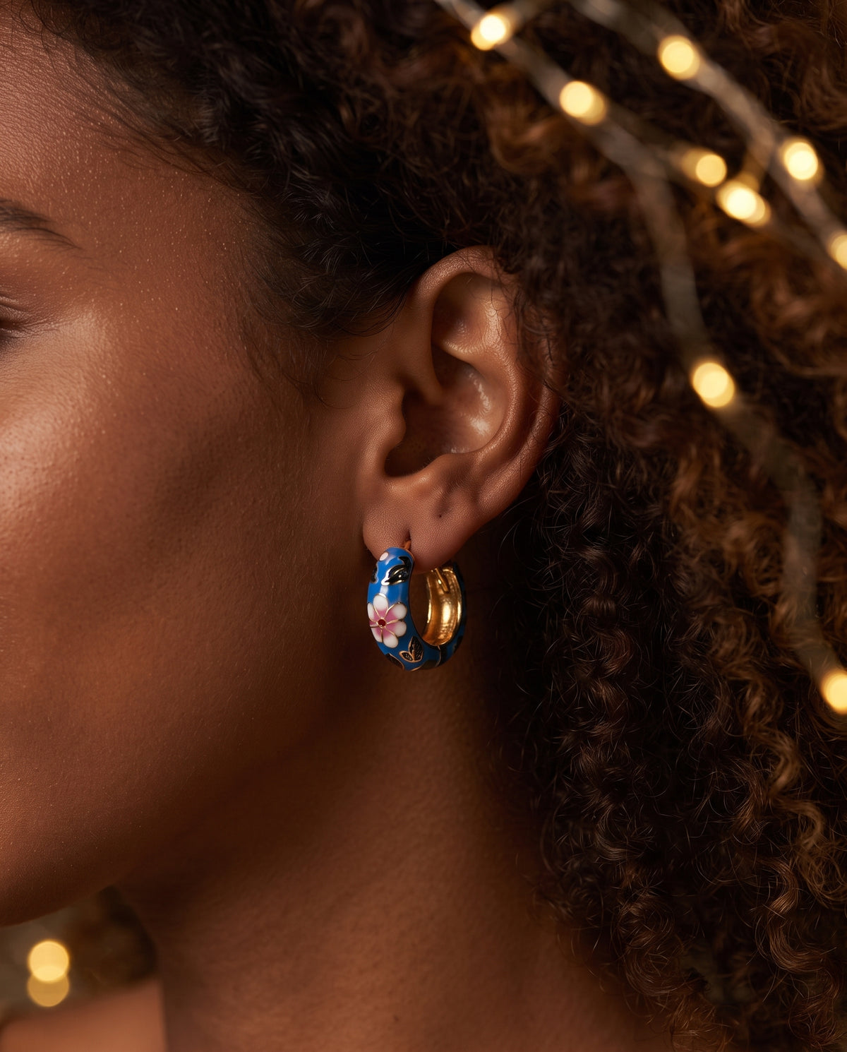 Boucles d’Oreilles Raffinées en Forme de Fleur – photo lifestyle 3
