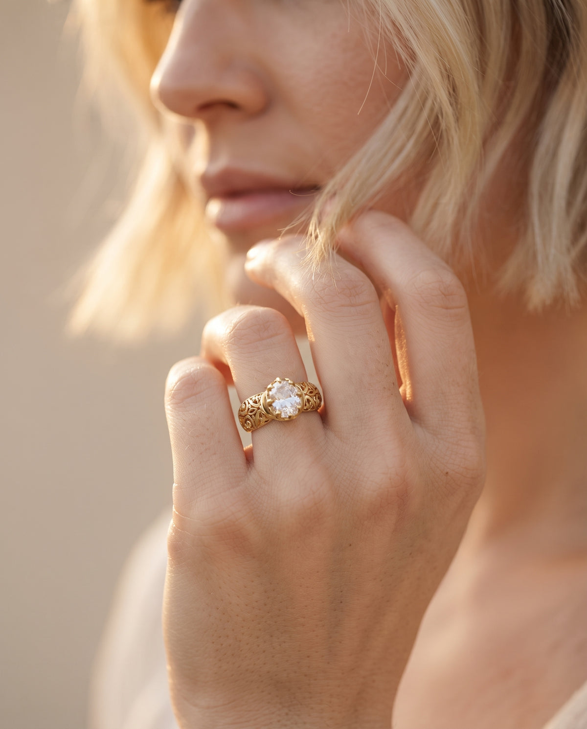 Bague en Or Ornée d’un Cristal Blanc – photo lifestyle 3