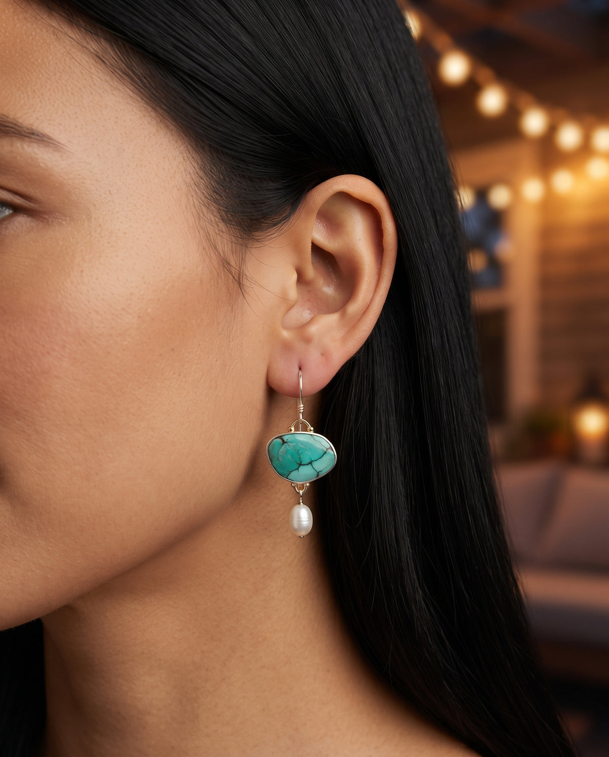 Boucles d’Oreilles Vintage Ornées de Turquoise et de Perles – photo lifestyle 3