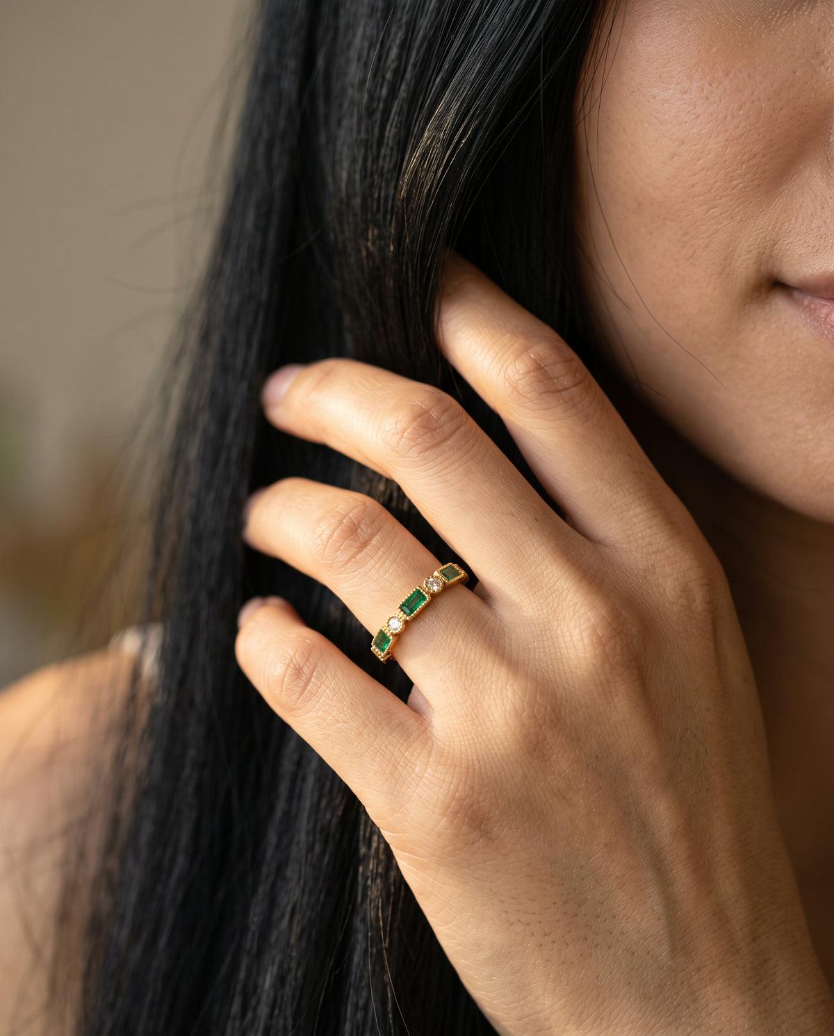 Bague Vintage Ornée de Cristaux Verts – photo lifestyle 3