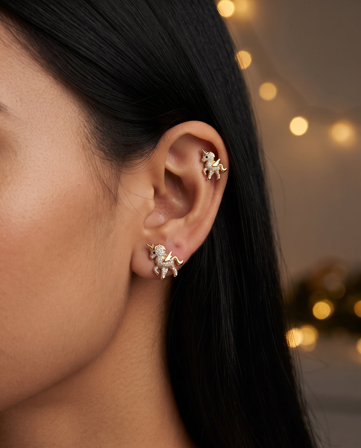 Boucles d’Oreilles Raffinées Licorne en Or Scintillant – photo lifestyle 3