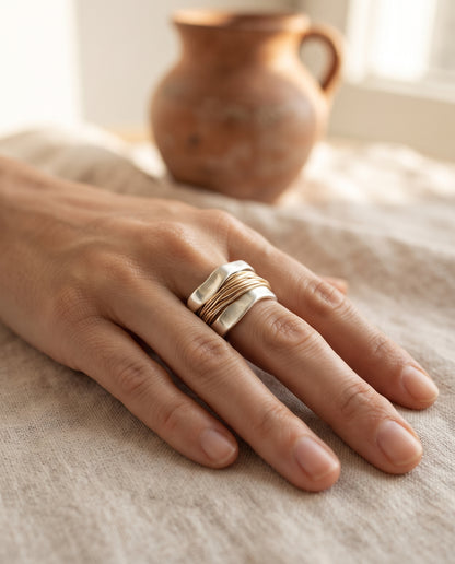 Bague vintage en fil plaqué or portée à la main, photo lifestyle 1