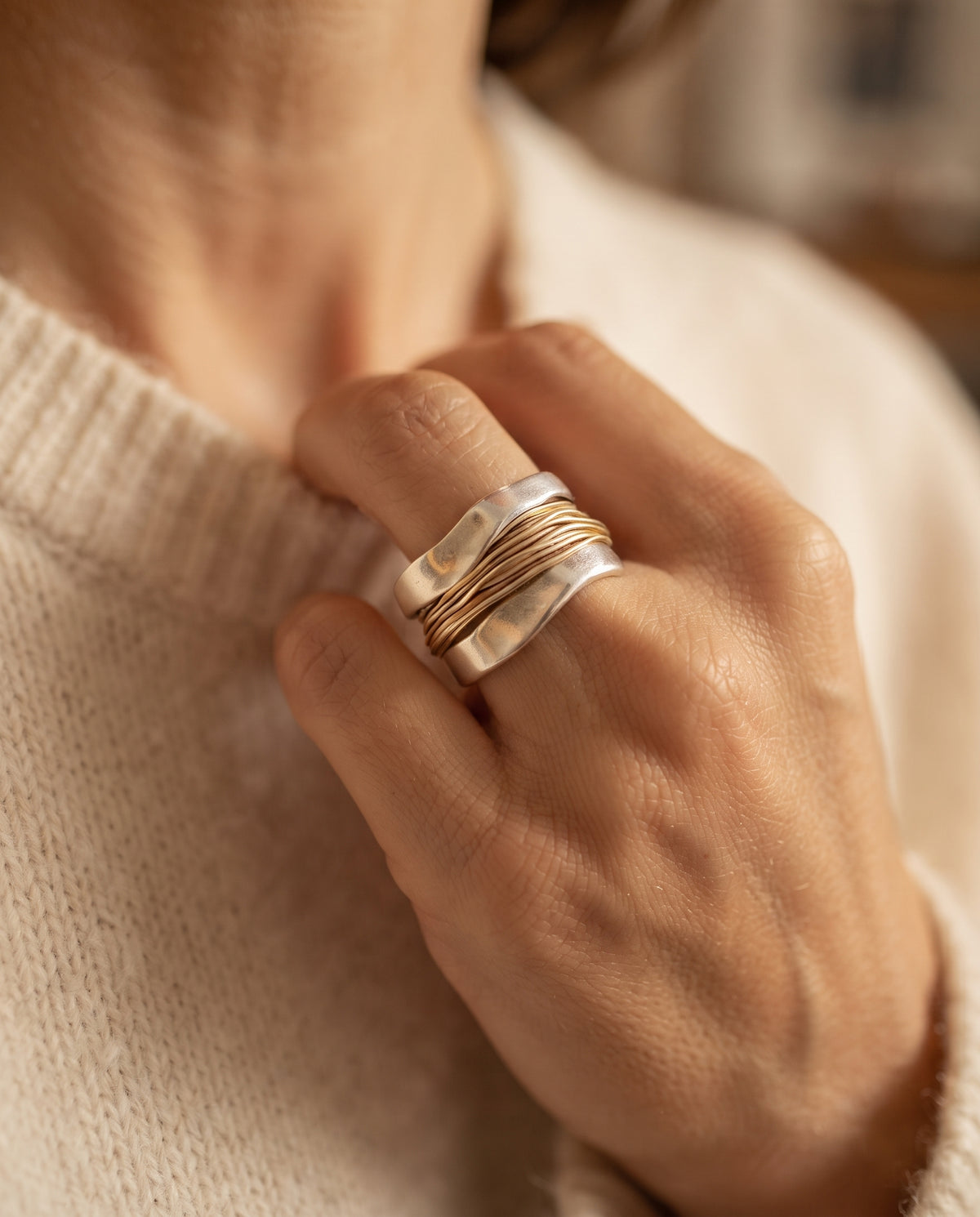 Bague vintage en fil plaqué or portée à la main, photo lifestyle 2