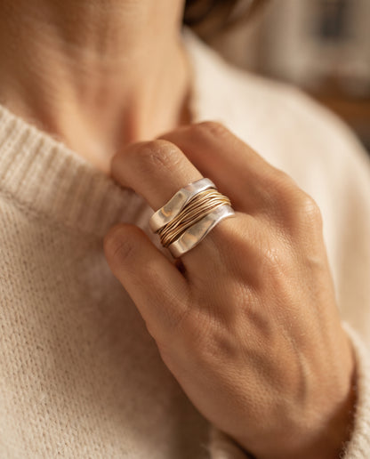 Bague vintage en fil plaqué or portée à la main, photo lifestyle 2