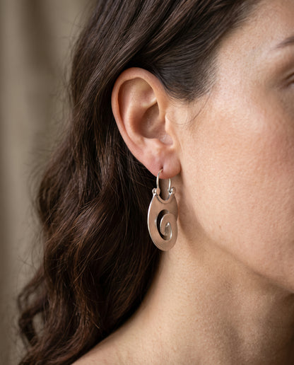 Boucles d’Oreilles Vintage en Argent Style Irrégulier – photo lifestyle 1