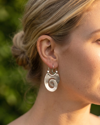 Boucles d’Oreilles Vintage en Argent Style Irrégulier – photo lifestyle 2