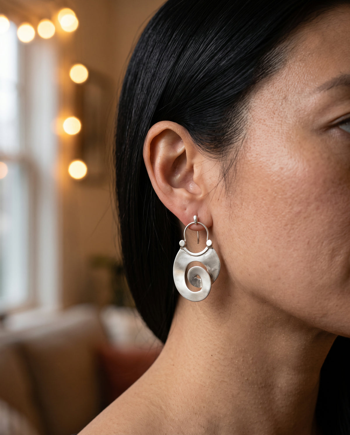 Boucles d’Oreilles Vintage en Argent Style Irrégulier – photo lifestyle 3