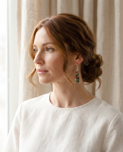Élégantes Boucles d’Oreilles Vintage Ornées de Pierre Naturelle – photo lifestyle 2