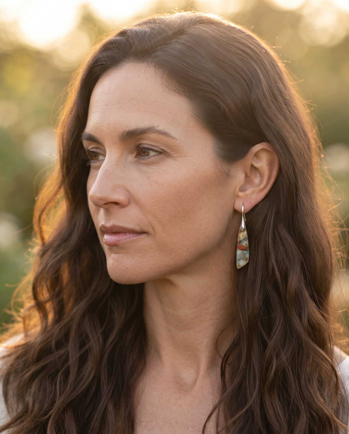 Élégantes Boucles d’Oreilles Vintage Ornées de Pierre Naturelle – photo lifestyle 3