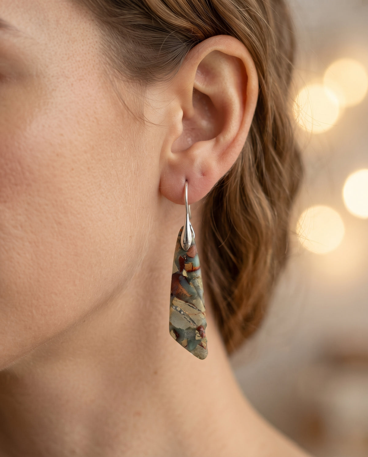 Élégantes Boucles d’Oreilles Vintage Ornées de Pierre Naturelle – photo lifestyle 1