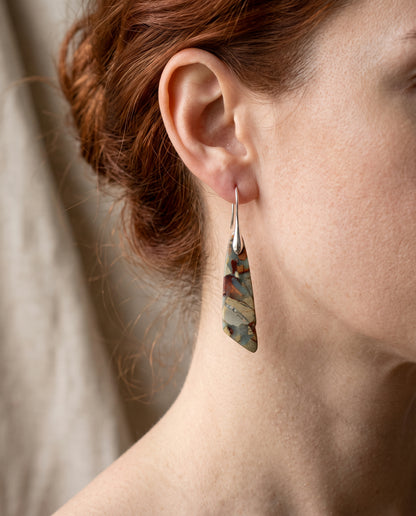 Élégantes Boucles d’Oreilles Vintage Ornées de Pierre Naturelle – photo lifestyle 2