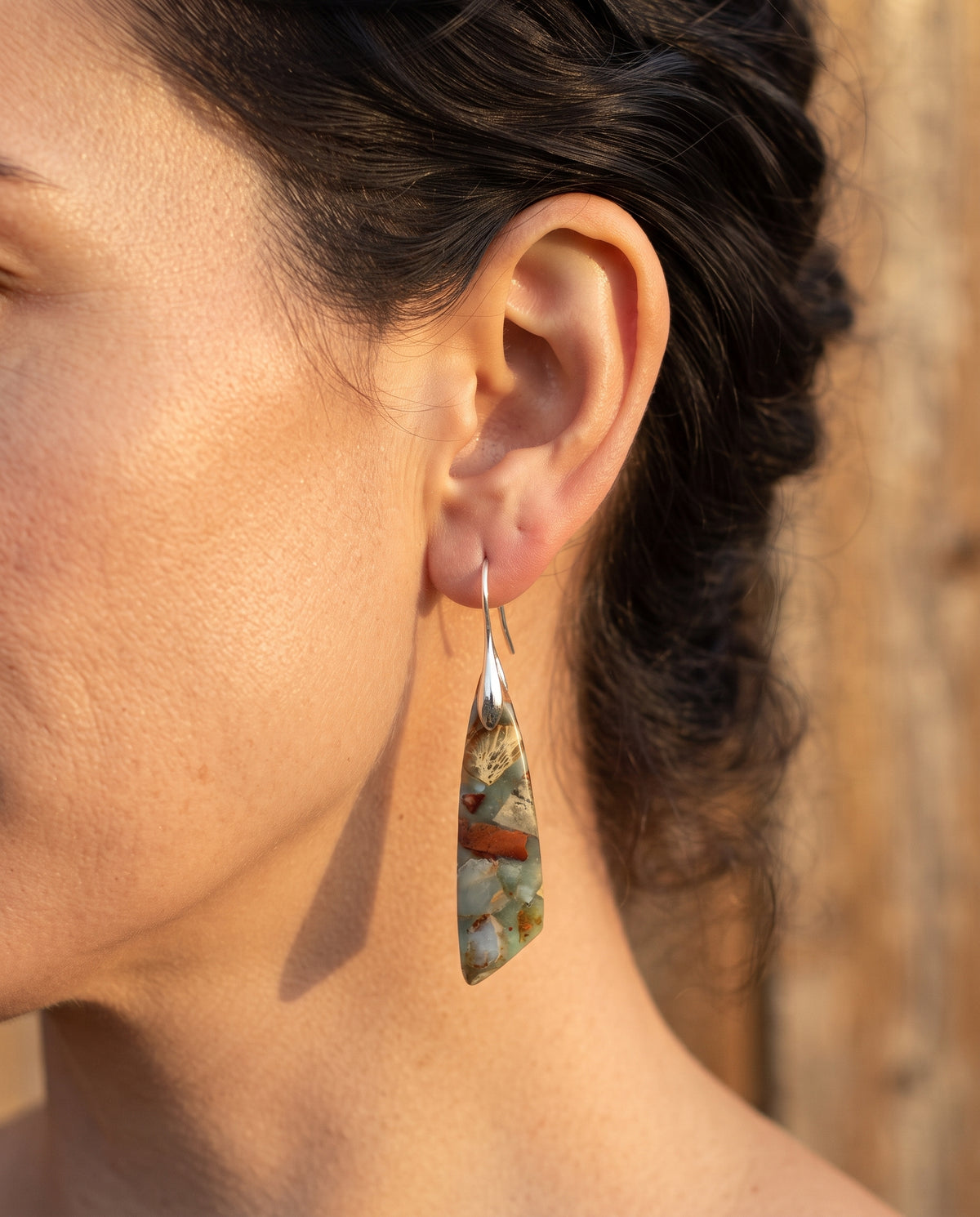 Élégantes Boucles d’Oreilles Vintage Ornées de Pierre Naturelle – photo lifestyle 3