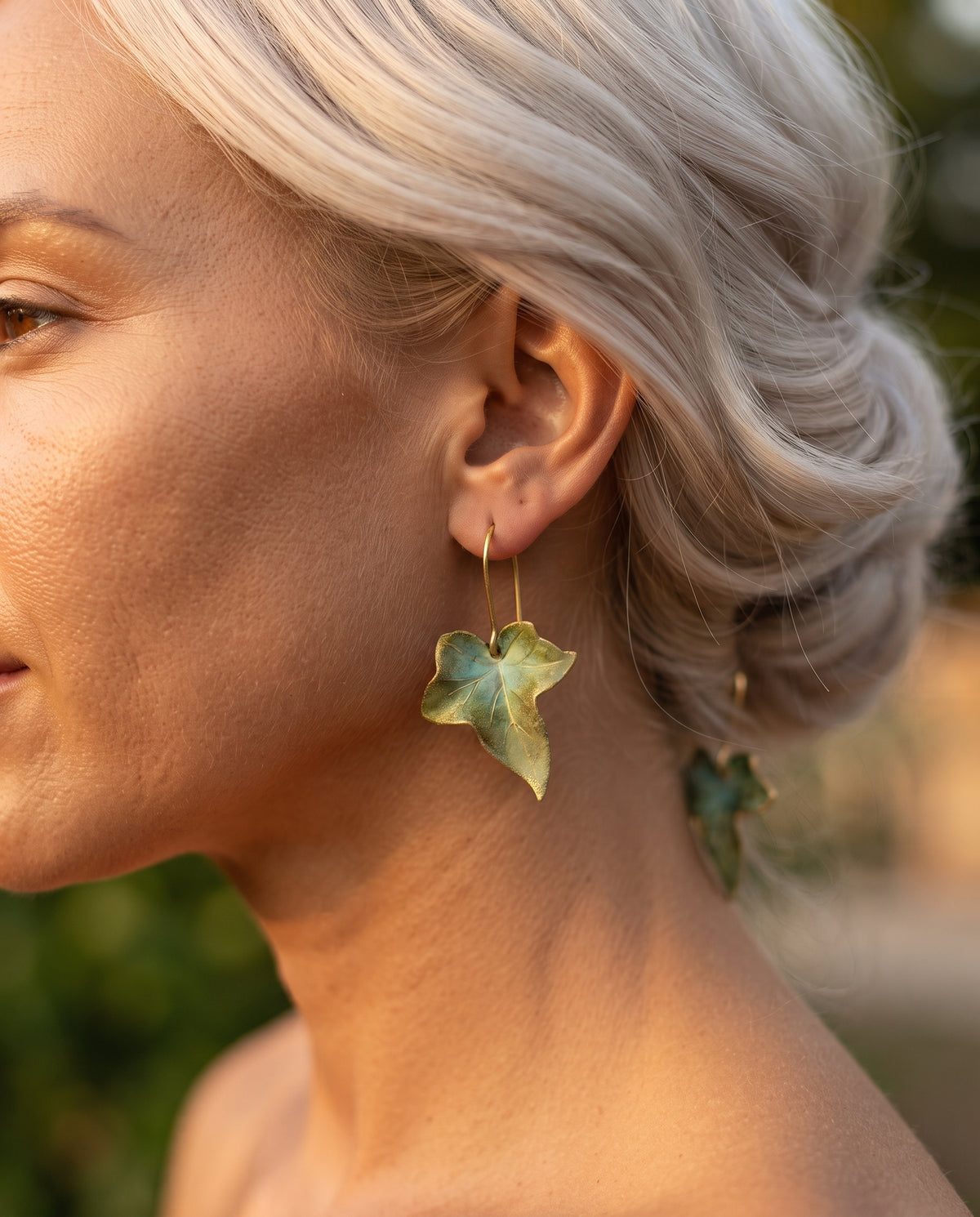Boucles d’Oreilles Raffinées Vintage Motif Feuille Naturelle – photo lifestyle 1