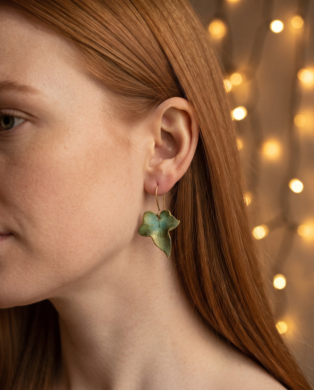 Boucles d’Oreilles Raffinées Vintage Motif Feuille Naturelle – photo lifestyle 2