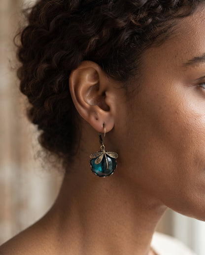 Boucles d’Oreilles Libellule Ornées d’un Cristal Antique – photo lifestyle 1