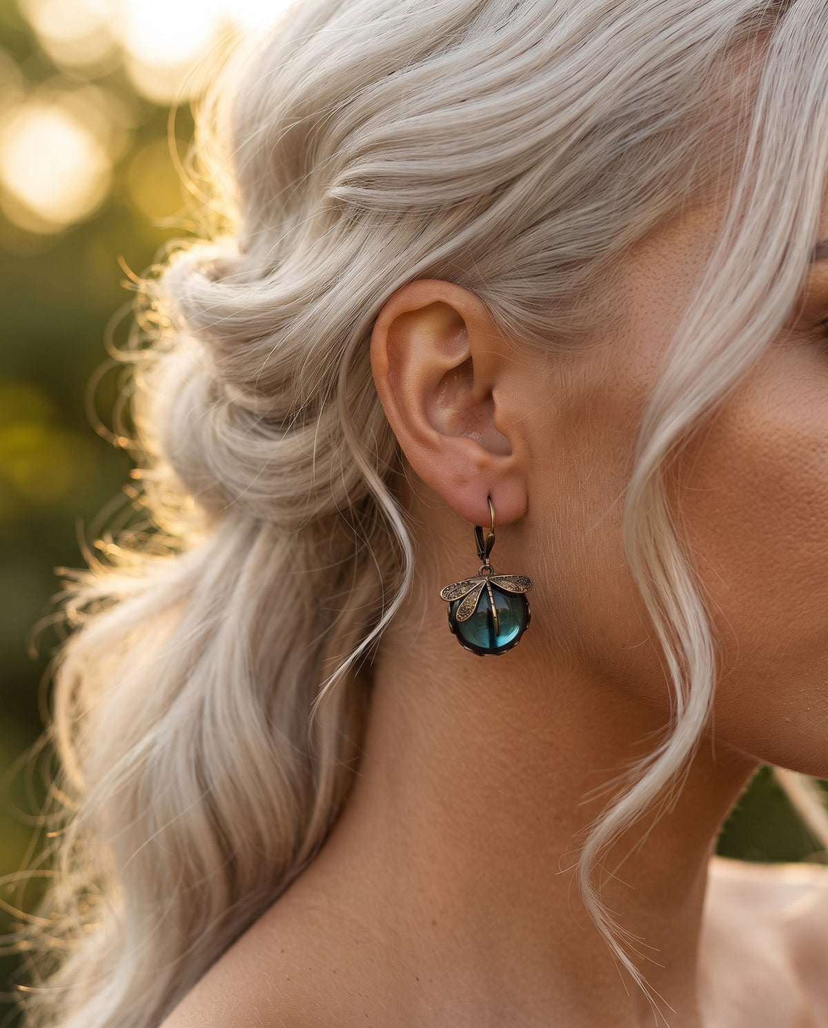 Boucles d’Oreilles Libellule Ornées d’un Cristal Antique – photo lifestyle 2