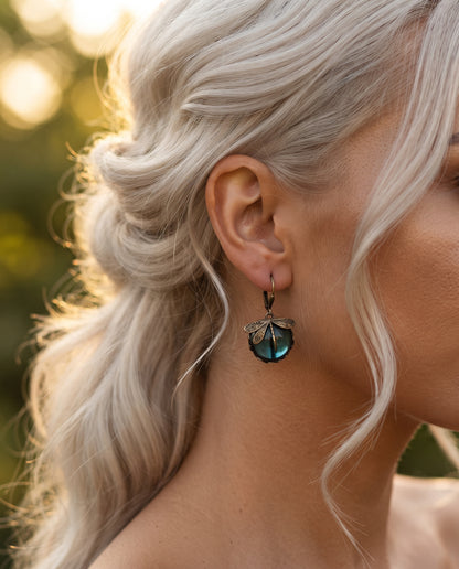 Boucles d’Oreilles Libellule Ornées d’un Cristal Antique – photo lifestyle 2