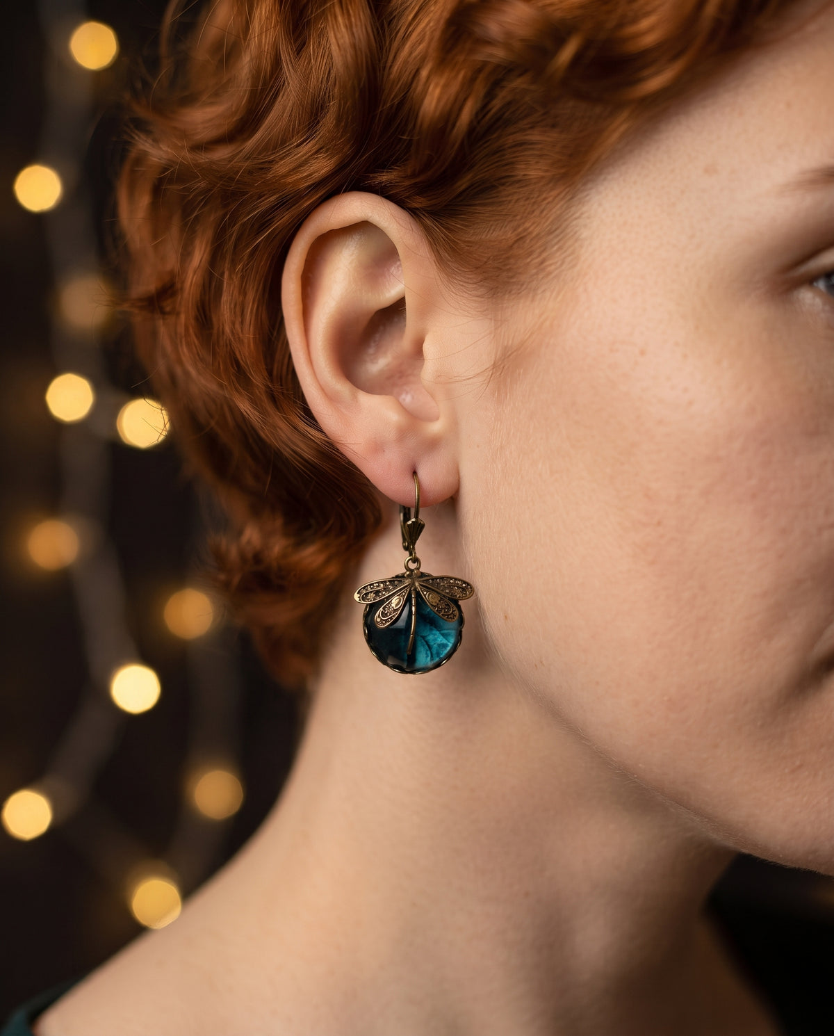 Boucles d’Oreilles Libellule Ornées d’un Cristal Antique – photo lifestyle 3