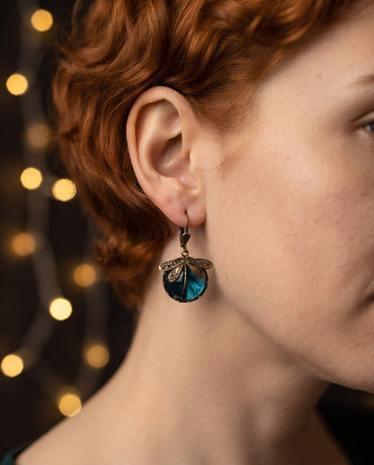 Boucles d’Oreilles Libellule Ornées d’un Cristal Antique – photo lifestyle 3