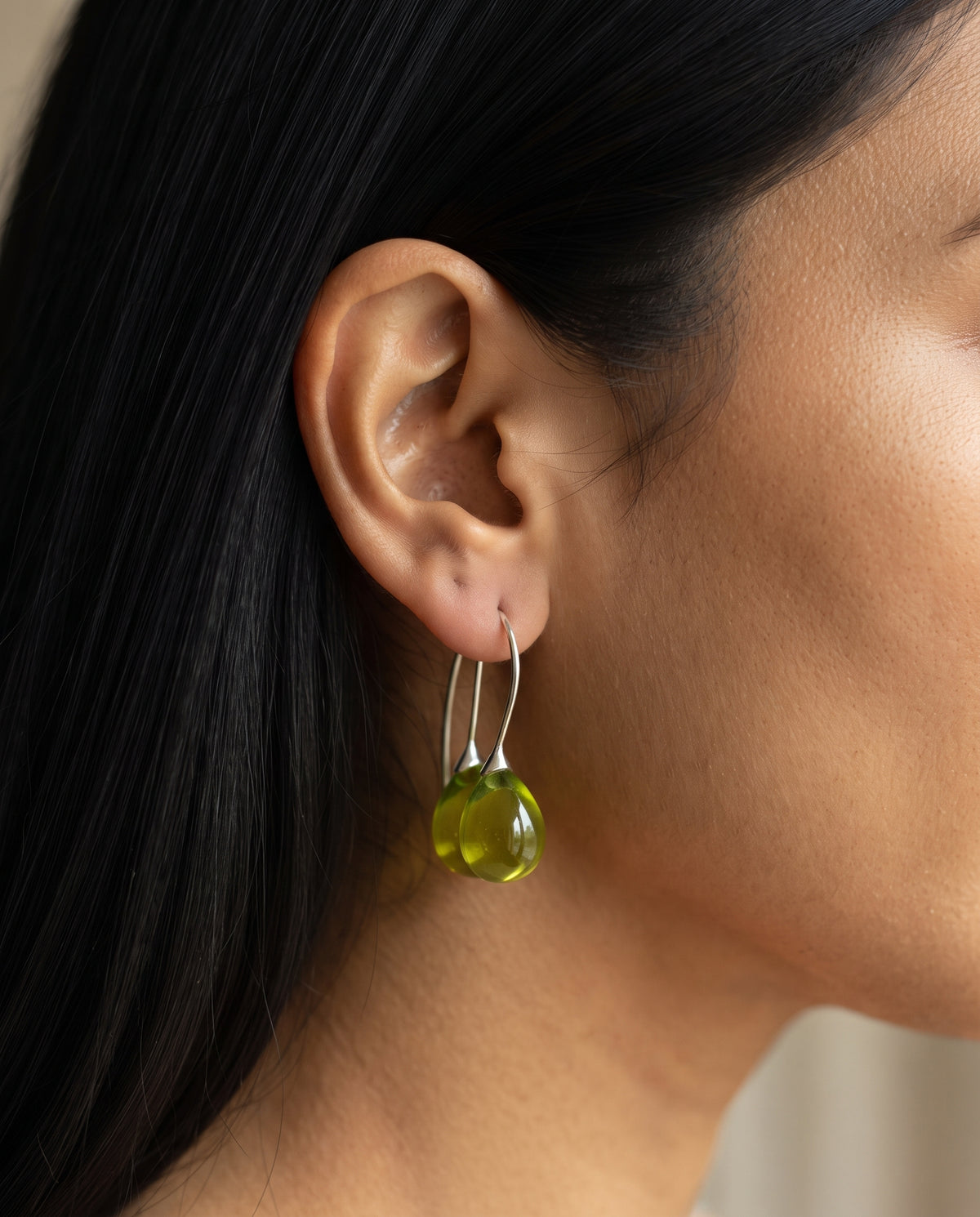 Boucles d’Oreilles Vintage Ornées de Cristaux Olive – photo lifestyle 1