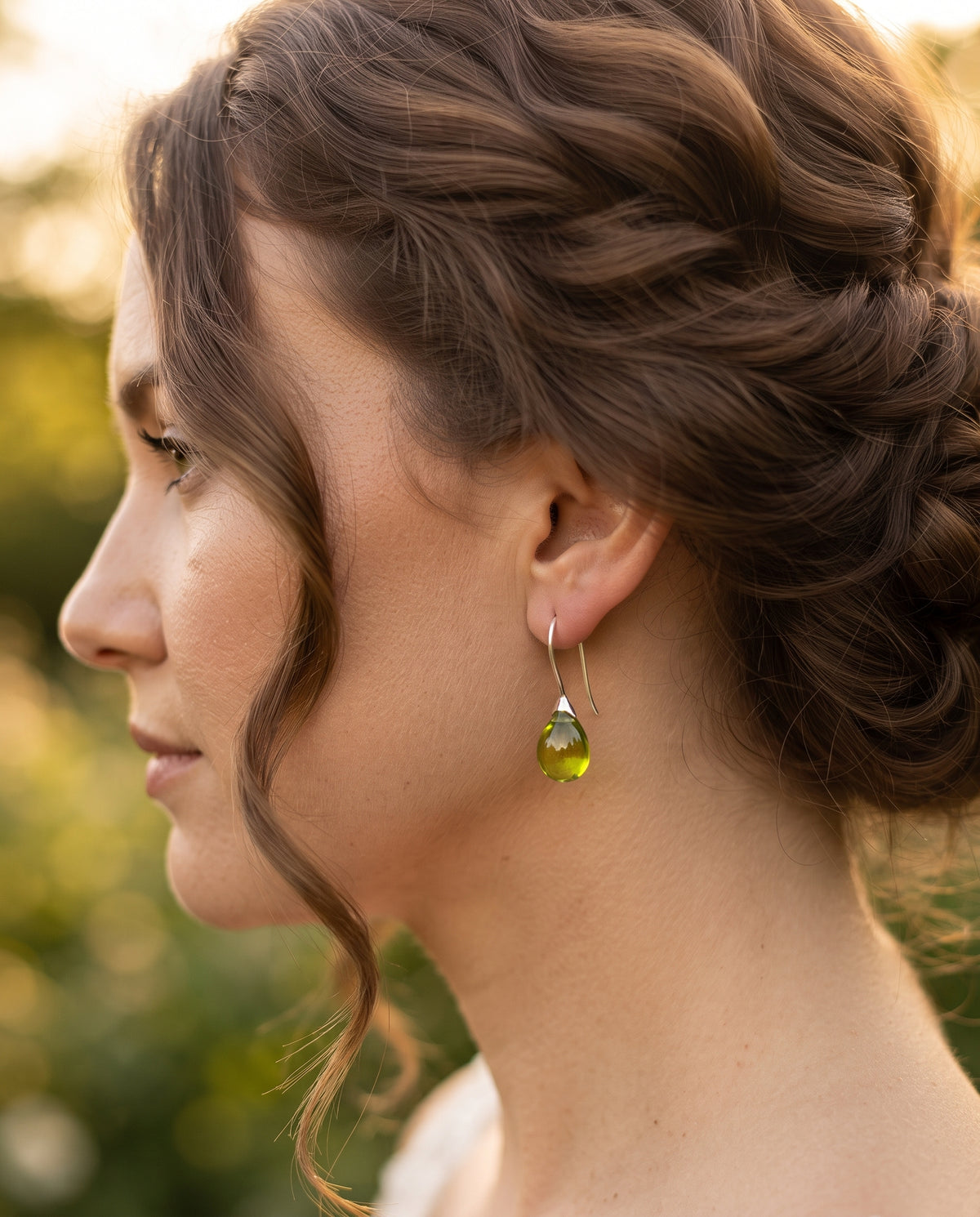Boucles d’Oreilles Vintage Ornées de Cristaux Olive – photo lifestyle 2