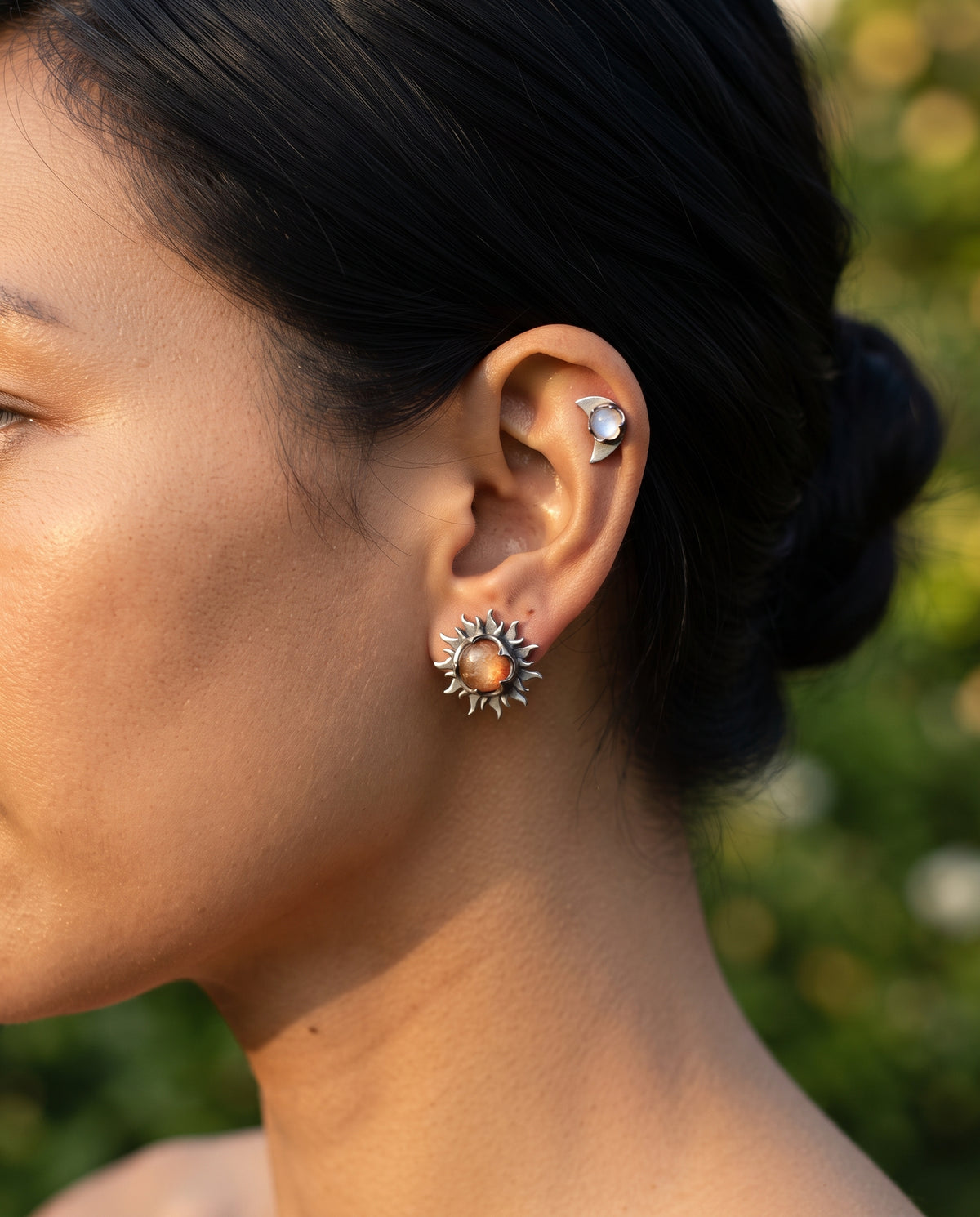 Boucles d’Oreilles Astre Soleil et Lune – photo lifestyle 2