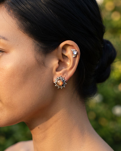 Boucles d’Oreilles Astre Soleil et Lune – photo lifestyle 2