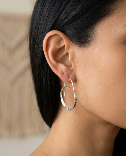 Boucles d’Oreilles Raffinées en Spirale – photo lifestyle 1