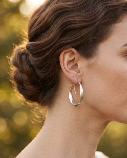 Boucles d’Oreilles Raffinées en Spirale – photo lifestyle 2