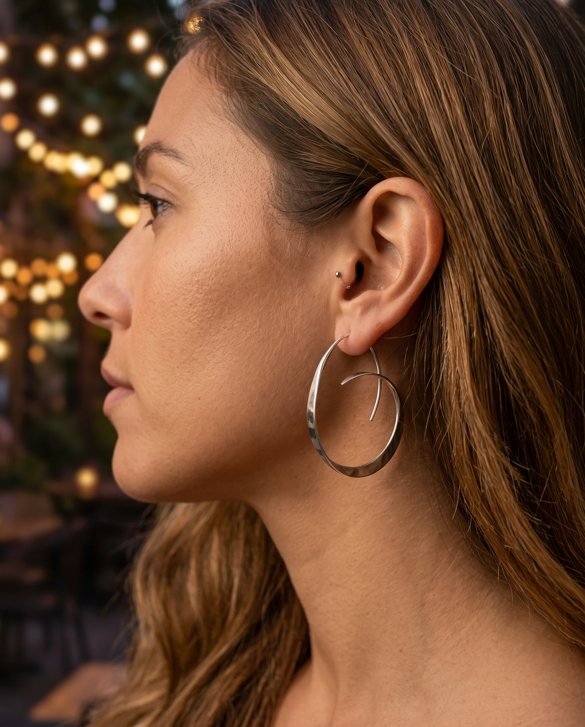 Boucles d’Oreilles Raffinées en Spirale – photo lifestyle 3