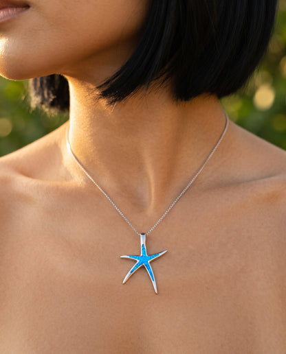 Collier Marin en Argent Orné d’une Étoile de Mer en Opale Bleue – photo lifestyle 2